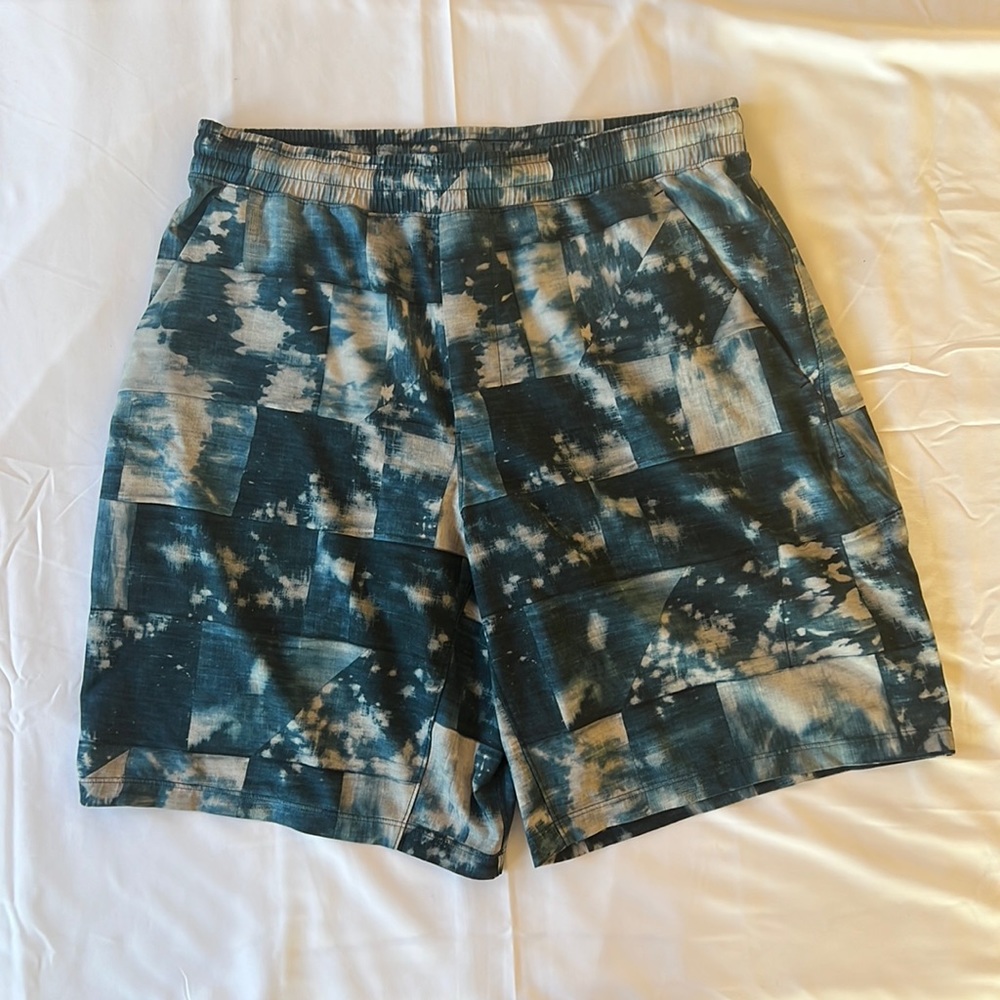 Lululemon Men’s Blue and White Athletic Shorts with Liner
